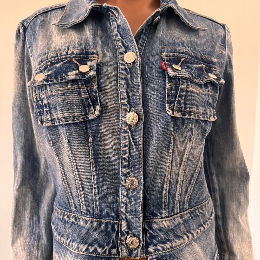 The cutest levis red tab